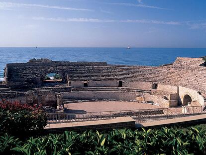 Tarraco es uno de los más extensos conjuntos arqueológicos que se conservan en España y fue declarado patrimonio mundial en el año 2000. En la foto puede verse el anfiteatro, situado junto al mar y del que solo quedan unos vestigios, ya que fue usado como cantera para abastecer de piedra a la zona.