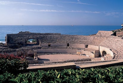Tarraco es uno de los más extensos conjuntos arqueológicos que se conservan en España y fue declarado patrimonio mundial en el año 2000. En la foto puede verse el anfiteatro, situado junto al mar y del que solo quedan unos vestigios, ya que fue usado como cantera para abastecer de piedra a la zona.