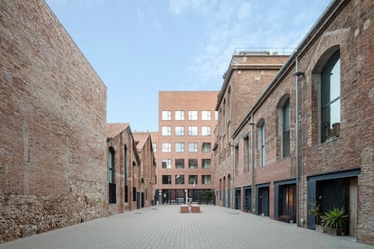 Al final del pasaje Mas de Roda, los arquitectos han concluido un nuevo edificio de oficinas. 