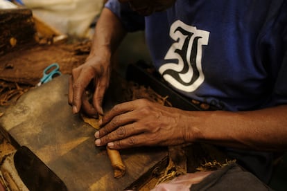 Un hombre tuerce tabaco, en Cuba.