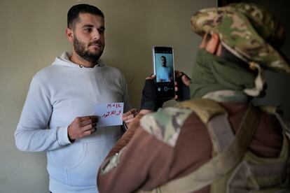 Un soldado del ejército leal a Bashar el Asad es identificado y fotografiado en Damasco el pasado 23 de diciembre. 