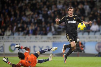 Gonzalo Higuaín, con el portero de la Real, Bravo, batido, sonríe antes de marcar el primer gol del partido.