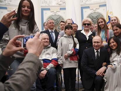 Vladímir Putin, ayer, con los medallistas paralímpicos rusos en los recientes Juegos de Pyeongchang (Corea del Sur).