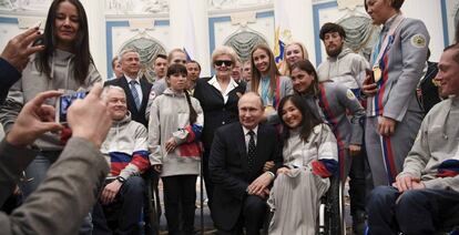 Vladímir Putin, ayer, con los medallistas paralímpicos rusos en los recientes Juegos de Pyeongchang (Corea del Sur).