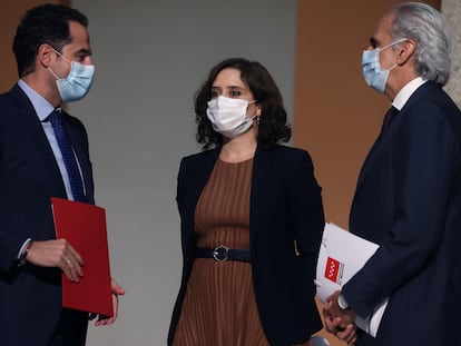 El vicepresidente Ignacio Aguado, la presidenta Isabel Díaz Ayuso y el consejero de Sanidad Enrique Ruiz Escudero, este viernes en rueda de prensa.