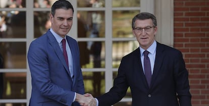 El presidente del Gobierno, Pedro Sánchez, junto al líder del PP, Alberto Núñez Feijóo.