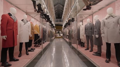 Una vista del interior de la exposición, con maniquíes de las colecciones masculinas de Prada.