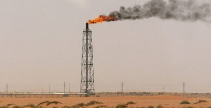 Llama de gas cerca del campo petrolífero de Khurais, a 160 kilómetros de Riad (Arabia Saudí).