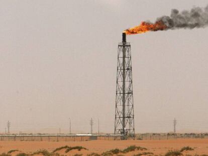 Llama de gas cerca del campo petrol&iacute;fero de Khurais, a 160 kil&oacute;metros de Riad (Arabia Saud&iacute;).