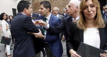 Francisco Oblaré, a la izquierda, retenido por un escolta y por Luciano Alonso cuando intentaba acercarse a Susana Díaz.