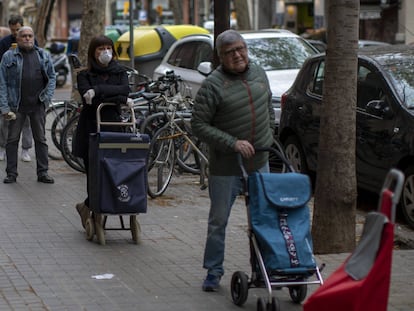 Cola de gente a las puertas de un supermercado en Barcelona.