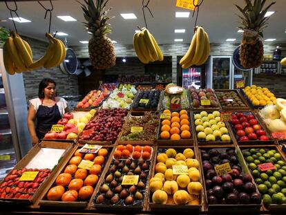 Puesto de venta de frutas en un mercado de Buenos Aires. 