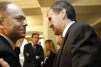 El presidente de Adif, Juan Bravo, charla con el presidente de Renfe, Juan Alfaro.