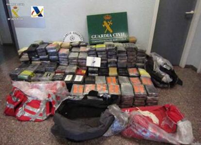 La Guardia Civil ha detenido a dos trabajadores del Puerto de Barcelona por su presunta implicación en la entrada de 600 kilos de cocaína ocultos en un contenedor.