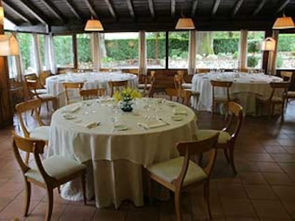 Comedor del restaurante Mugaritz, en cuya cocina despliega su talento el cocinero Andoni Luis Aduriz (abajo).