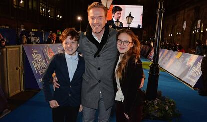Lewis, con sus hijos Gulliver y Manon, en el estreno en Londres de 'El regreso de Mary Poppins'.