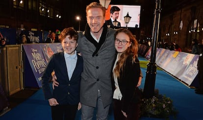 Lewis, con sus hijos Gulliver y Manon, en el estreno en Londres de 'El regreso de Mary Poppins'.