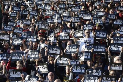 Mobilização na França em defesa da liberdade de expressão, com cartazes com os dizeres: "Je suis Charlie", no dia10 de janeiro de 2015.