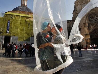 CONDONES GIGANTES CONTRA EL SIDA