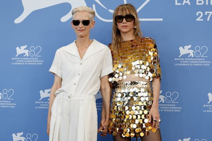 Las actrices Tilda Swinton (a la izquierda) y Suki Waterhouse posa para la prensa con el largometraje 'Broken English'.