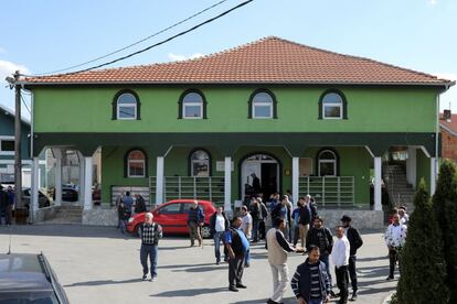 Musulmanes salen de una mezquita improvisada después de los rezos del viernes en el distrito de Borca en Belgrado.