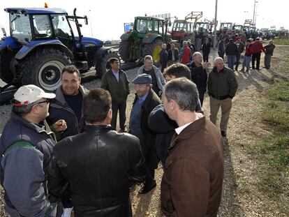 Un grupo de agricultores en la N-1 cerca de Burgos, durante la movilización que llevó a cabo ayer el sector en toda España.