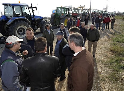 Un grupo de agricultores en la N-1 cerca de Burgos, durante la movilización que llevó a cabo ayer el sector en toda España.