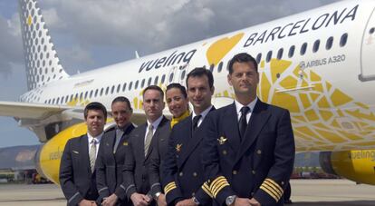 Una tripulación de un avión de Vueling.