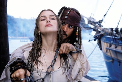 Keira Knightley y Johnny Depp en una escena de 'Piratas del Caribe' (2003).