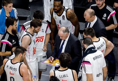 El técnico madridista Pablo Laso da instrucciones a sus jugadores.