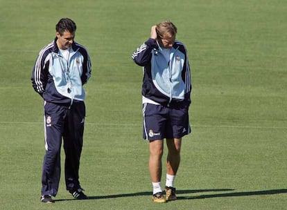 Bernd Schuster (a la derecha), junto al segundo entrenador del Madrid, Manolo Ruiz.