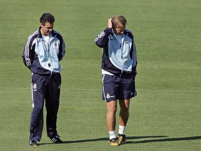 Bernd Schuster (a la derecha), junto al segundo entrenador del Madrid, Manolo Ruiz.