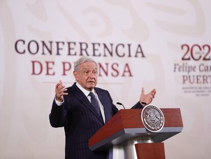 López Obrador habla durante una rueda de prensa en el Palacio Nacional, en Ciudad de México, el 25 de abril.