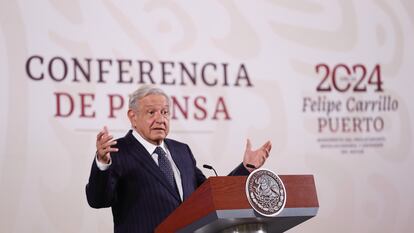 López Obrador habla durante una rueda de prensa en el Palacio Nacional, en Ciudad de México, el 25 de abril.