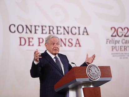 López Obrador habla durante una rueda de prensa en el Palacio Nacional, en Ciudad de México, el 25 de abril.