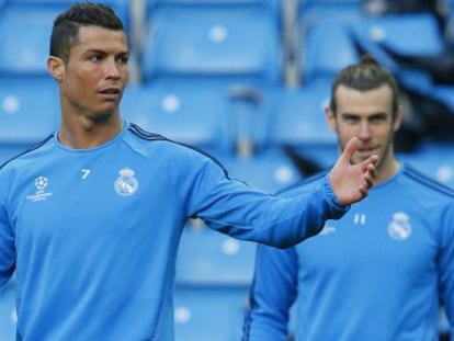 Los jugadores del Real Madrid, Cristiano Ronaldo y Gareth Bale, en el entrenamiento previo al partido con el Manchester City.