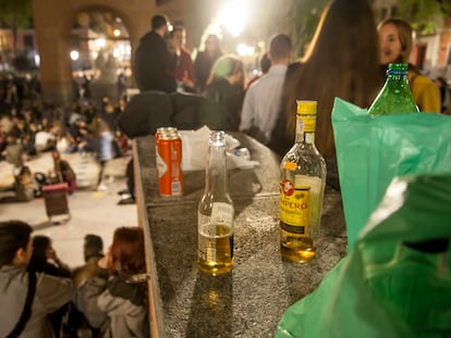 Un botellón en la plaza del Dos de Mayo, en Madrid.