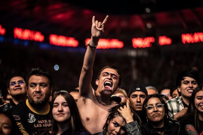 Los asistentes al festival Vive Latino en la presentación de Molotov.