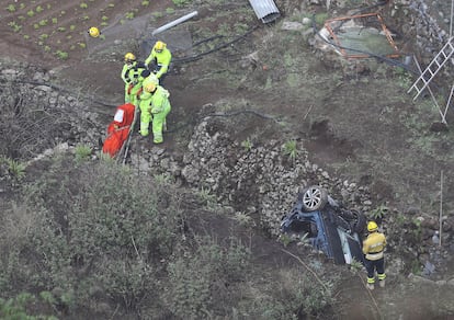 Los rescatistas recuperan este jueves los cadáveres de los cuatros miembros de una familia fallecidos tras precipitarse su vehículo por el barranco Hondo de Gran Canaria.