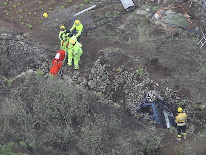 Los rescatistas recuperan este jueves los cadáveres de los cuatros miembros de una familia fallecidos tras precipitarse su vehículo por el barranco Hondo de Gran Canaria.