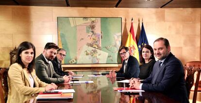 Reunión de los equipos negociadores del PSOE y de ERC.