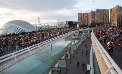 Salida de los corredores inscritos en la maratón de Valencia.