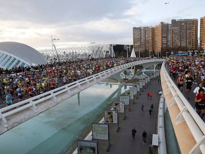 Salida de los corredores inscritos en la maratón de Valencia.