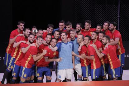 Así, con Iker Casillas sujetando un palo de selfie, fue la presentación de la nueva camiseta de España, la que lucirá la selección en la Eurocopa de Francia el próximo verano.
