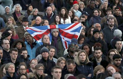 Un hombre sostiene la bandera del Reino Unido durante la vigilia en Trafalgar Square en Londres.