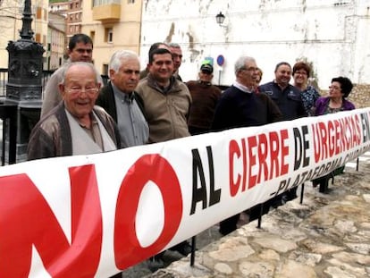 Vecinos de Molinicos se manifiestan contra el cierre de las urgencias.