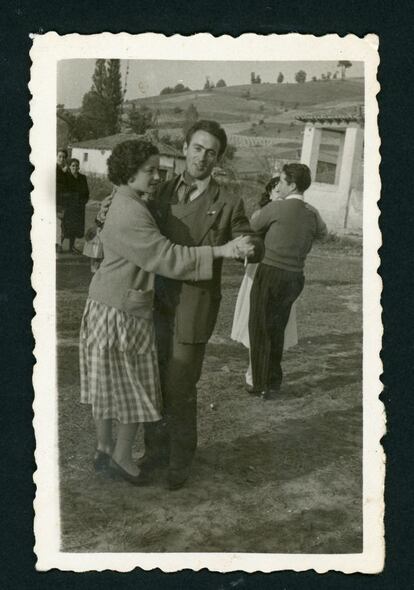 Tomás González y Amada Domínguez bailando en la fiesta del Corpus en Cerezales del Condado (1950).