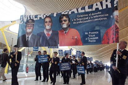 Protesta en la zona de facturación de la T-4 del aeropuerto de Madrid-Barajas, llevada a cabo por los pilotos del SEPLA.