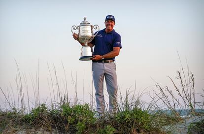 Mickelson, con el trofeo.