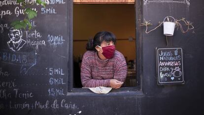 Pequeñas iniciativas de venta de alimentos han surgido ante la crisis, mucha gente cocina para vender, Mabel Candia y sus compañeros del Centro Cultural Casa Fem venden comida para vivir.